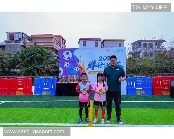 激情四溢的足球之夜开启全新篇章让我们共同见证绿茵场上的荣耀与梦想 激情四溢的足球之夜开启全新篇章让我们共同见证绿茵场上的荣耀与梦想