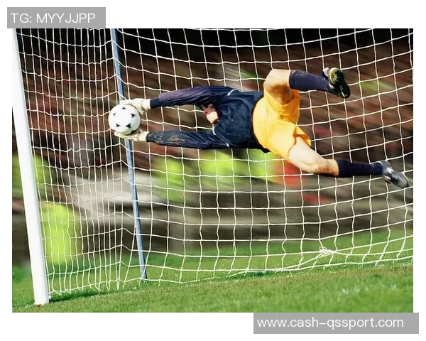 足球守门员在比赛中的关键职责与技巧分析 足球守门员在比赛中的关键职责与技巧分析